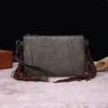 Vista detallada del bolso bohemio de cuero repujado con motivos florales vintage y borlas marrones - Gris