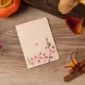 Carte de vœux chinoise vintage avec illustration de fleurs de cerisier à l'encre - Style Fleur de Pêcher