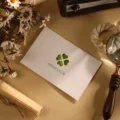 Carte de remerciement blanche avec trèfle à quatre feuilles vert et texte Good Luck - Style Trèfle à Quatre Feuilles
