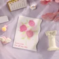 Tarjeta de felicitación floral romántica con borde ondulado e ilustración de rosas rosas - Rosa Rosada de Borde Ondulado (465) / Estilo 4 / Blanco