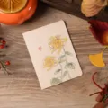 Carte de voeux de style chinois vintage avec illustration raffinée de chrysanthèmes - Style Marguerite