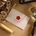 Élégante carte de remerciement blanche avec découpe florale rouge et texte pour cadeaux - Style Fleur Rouge