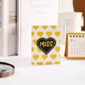 Minimalistische Grußkarte mit gelbem Herzmuster und schwarzem MISS-Patch-Detail - Vermisst (Einfacher Neuer Stil) / 10 Blatt Set