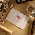 Minimalistische cremefarbene Dankeskarte mit Herzausschnitt und Best Wishes Aufdruck für Geschenke - Herzenswünsche-Design