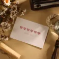 Schlichte weiße Grußkarte mit I LOVE YOU-Text und Herz-Ausschnitten zum Valentinstag - Herz LOVE Stil
