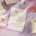 Tarjeta de felicitación romántica con flores púrpuras y texto Happy every day en tela - Estilo 8