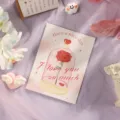 Elegante tarjeta de felicitación con rosa roja en cúpula y mensaje de amor dulce - Estilo 11