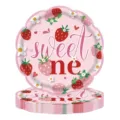 Vue détaillée des assiettes en carton fraise festonnées pour premier anniversaire - Assiettes de 9 pouces / Assiettes 9 Pouces*24