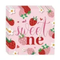 Vue détaillée des serviettes de fête fraise avec le motif 'sweet one' pour anniversaire - Serviettes / Serviettes*24