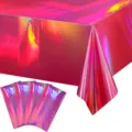 Gedetailleerd overzicht van roze holografisch feesttafelkleed met metallic laserfolie textuur - Rood / 137*274cm