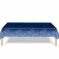 Vista detallada del mantel de PE desechable con purpurina degradada azul para fiestas - 137x274cm / Polvo de Oro Azul