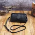 Vista detallada de un bolso de médico de cuero PU negro sobre una mesa de madera. - Negro (P-689)