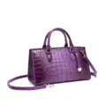 Vista detallada de un bolso de mano morado con relieve de cocodrilo y herrajes dorados - Estilo de Textura en Relieve (MG2228) / Púrpura profundo