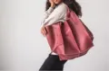 Bolso tote vintage grande de piel encerada burdeos en el hombro de una modelo. - Bolso Tote(P6108) / Rosa