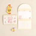Juego de tarjetas de felicitación y sobres de oso de dibujos animados en amarillo crema - Oso Coche