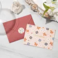 Elegante florale Serendipity wenskaart met goudfolie en bijpassende bordeaux envelop - Serendipity Bloemenstijl (Bourgondische Envelop)