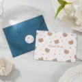 Tarjeta de felicitación de oso con sobre azul y texto dorado Good Luck - Oso Y Corazón (Good luck) / Sobre azul