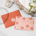 Elegante roze bloemenwenskaart met goudfolietekst en een bijpassende oranje envelop - Sterrenhemel Bloemenstijl (Oranje Envelop)