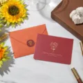 Κομψή σκούρα κόκκινη ευχετήρια κάρτα με χρυσό λουλούδι και ασορτί πορτοκαλί φάκελο - Heart Like Flowers (Orange Envelope) / Σκούρο Κόκκινο