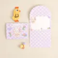 Linda tarjeta de felicitación a cuadros lila y sobre con diseño de conejo y flores - Conejo de Flores
