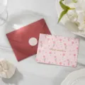 Linda tarjeta de felicitación de conejo tulipán rosa con sobre rojo oscuro de lujo - Conejo Y Tulipán (Best wishes) / Sobre Rojo Vino