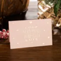 Élégante carte de vœux rose pour la Saint-Valentin avec cœur doré et message d'amour - Style Garder la Passion