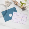 Élégant ensemble de cartes de vœux dorées avec enveloppe bleue et autocollant floral - Style Floral Beauté Inattendue (Enveloppe Bleue)