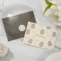 Linda tarjeta de felicitación con oso y flores, texto Heartbeat dorado y sobre gris - Oso Y Tulipán (Heartbeat) / Gray Envelope