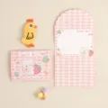 Lindo conjunto de tarjeta de felicitación de gato rosa y sobre para un cumpleaños feliz - Gato de Fresa