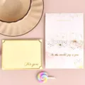 Primer plano de tarjetas de felicitación doradas con flores y texto For You - Pequeña Belleza En El Mundo / Sobre Estampado en Oro + Bolsa OPP