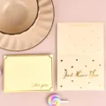 Detalle de tarjeta de felicitación con pan de oro, mensaje Just Love You y corazones - Solo Te Amo / Sobre Estampado en Oro + Bolsa OPP