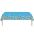 Vue détaillée du motif de dessin animé Happy Birthday sur une nappe de fête bleue - Nappe / 1 Pièce