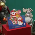 Festliche Weihnachtskarte mit Cartoon-Weihnachtsmann und Schneemann auf dunkelblauem Grund. - Santa And Snowman Style