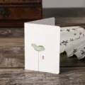 Detailansicht einer chinesischen Grußkarte im Vintage-Stil mit Blatt und Siegel - Schwimmende Blütenblätter (322) / 10 Blatt Set