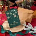 Tarjeta de Navidad verde oscuro vintage con copos dorados y sobre kraft - Estilo Estrella de Navidad / Embalaje Individual con Sobre y Bolsa OPP / Verde Navidad Retro