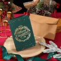 Elegante tarjeta de Navidad verde vintage con lámina dorada y sobre de kraft - Estilo Guirnalda de Navidad / Embalaje Individual con Sobre y Bolsa OPP / Verde Navidad Retro