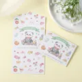 Linda tarjeta de felicitación de panda tríptica con sobre y un dulce diseño de flores. - Pequeño Panda Feliz (Estilo Panda)
