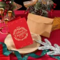 Tarjeta de Navidad roja retro con lámina dorada 'Merry Christmas' y sobre marrón. - Estilo Guirnalda de Navidad / Embalaje Individual con Sobre y Bolsa OPP / Rojo Navidad Retro