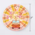 Vue détaillée d'une assiette en carton jetable de 7 pouces avec décor de marguerite hippie - Assiette 7 pouces / Lot de 16