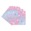 Vue détaillée des motifs d'empreintes de bébé roses et bleus pour baby shower - Serviettes