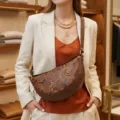 Bolso bandolera retro de cuero marrón grabado con correa ajustable elegante - Marrón Rojizo con Relieve