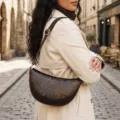 Bolso de hombro vintage marrón oscuro con forma de media luna y estampado floral - Café con Relieve
