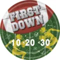 Détail d'une assiette en carton sur le thème du football américain avec First Down - Assiettes 9 Pouces / Lot de 16