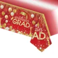 Gros plan de la nappe jetable en PE rouge et or avec imprimé GRAD pour fête de remise des diplômes - 137x274cm / Remise des Diplômes Rouge