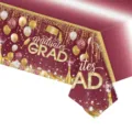Vue détaillée de la nappe jetable en PE pour fête de remise des diplômes aux motifs dorés - 137x274cm / Graduation Marron