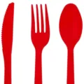 Ensemble de couverts jetables en plastique rouge avec couteau fourchette et cuillère - Couteaux Rouges / Lot de 16