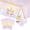 Détail de la nappe et des serviettes de fête licorne avec étoiles arc-en-ciel et roses - Licorne colorée / Nappe 137*274cm