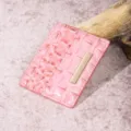 Dettaglio ravvicinato di un porta carte rosa con stampa coccodrillo e finitura dorata - Portacarte (PG832) / Rosa