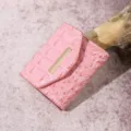 Primer plano de una elegante cartera rosa con textura de cocodrilo y barra oro - Cocodrilo Rosa (PG831)