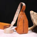 Detalle de bolso bandolera de cuero marrón con correa de hombro geométrica bohemia - Marrón
